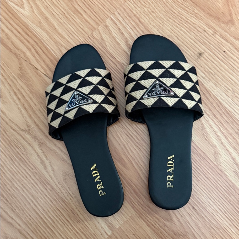 Black & Beige Triangle Pattern Slide Sandals